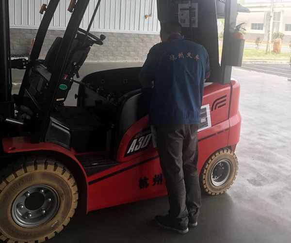 杭州叉車教你一招，給叉車上油！讓叉車高效運(yùn)行！