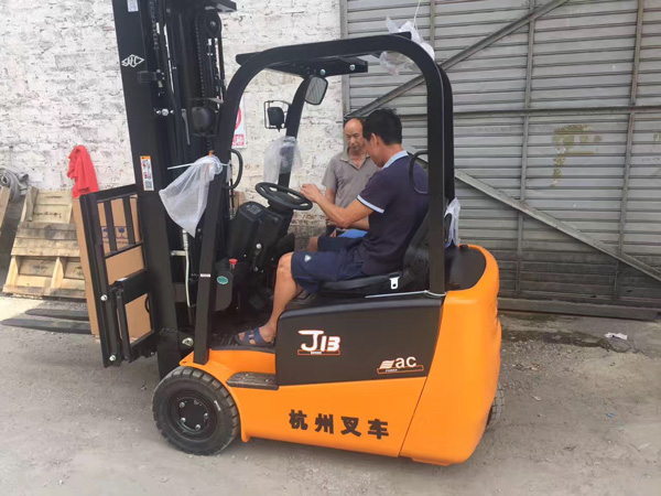 杭州叉車：電動叉車方向盤，還有這種操作？