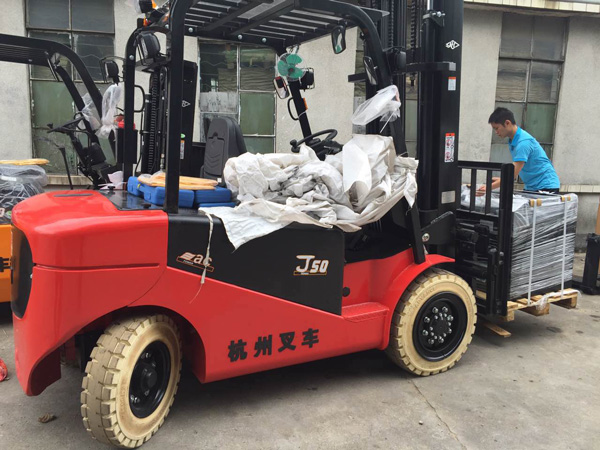杭州叉車丨電動(dòng)叉車取代內(nèi)燃叉車，遲早的事！