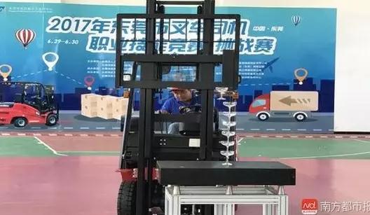 杭州叉車丨叉車在鋼絲上掉啤酒、疊酒杯算什么，東莞叉車職業(yè)技能大賽才厲害！