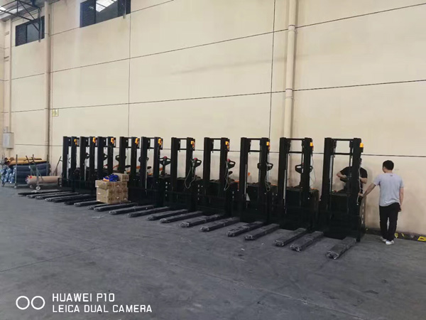 電動(dòng)堆高車(chē)