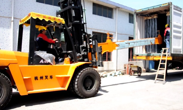 玻璃行業(yè)，杭州叉車串桿屬具卸貨實(shí)拍案例