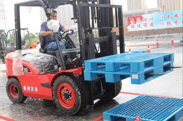 杭州叉車 | 叉車維修保養(yǎng)，該找誰做？