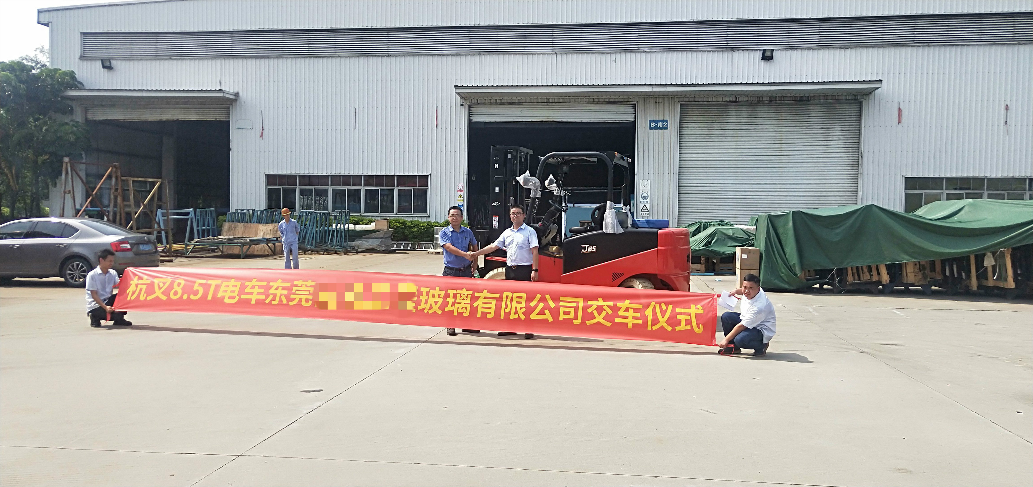 叉車搬運(yùn)玻璃？要輕拿輕放！